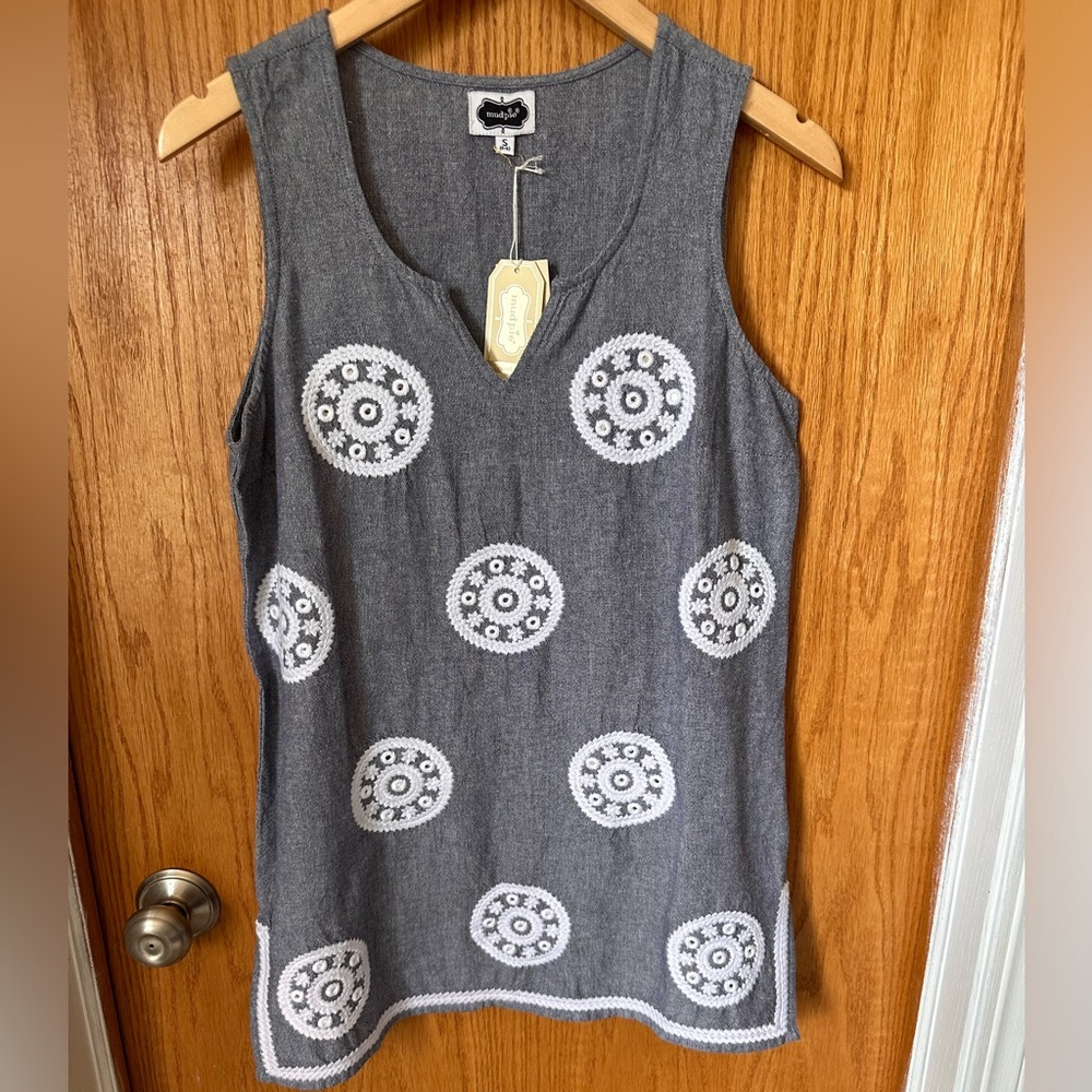 Mud pie Gray Sleeveless Top with White embroidered accents - size S (4-6)